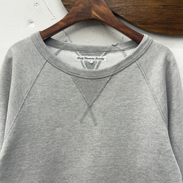 Daily Wardrobe Industry V-Gusset 스웻셔츠