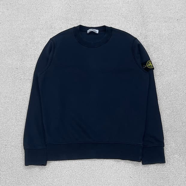 스톤아일랜드 와펜 패치 크루넥 맨투맨 네이비
