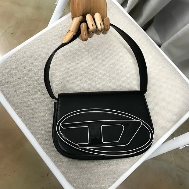 디젤 숄더백 인 나파 레더 블랙