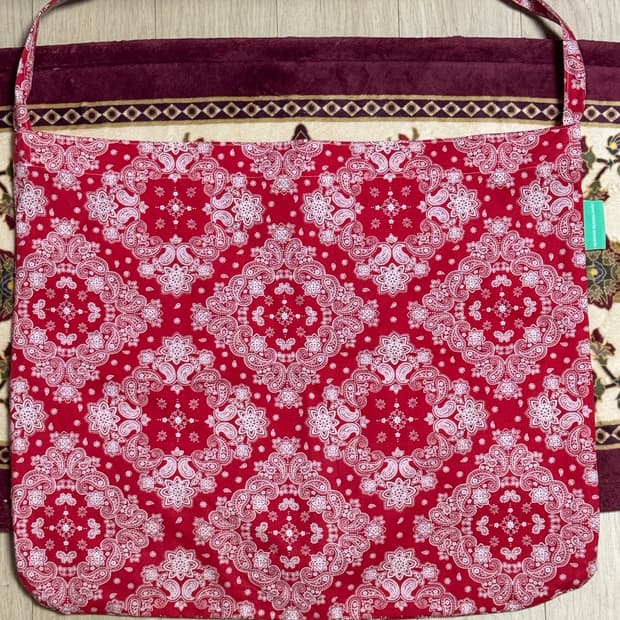 아워미닛세컨즈 반다나 페이즐리 숄더백 레드