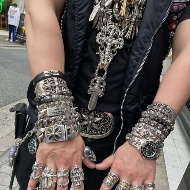 크롬하츠 타이니크로스 펜던트 삽니다