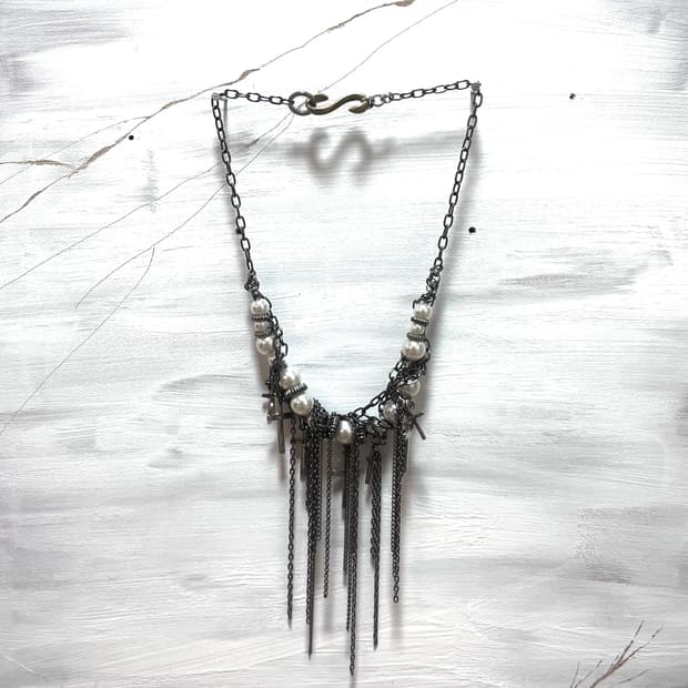 A pearl rayering necklace