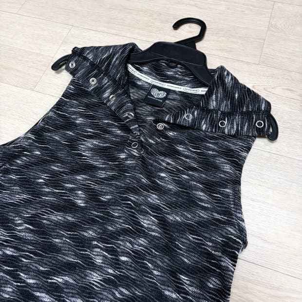 러브이즈트루 민소매 나시