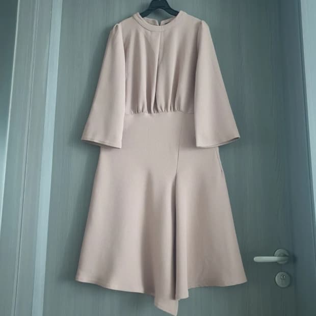 🍁미착용)이부바(EBUNA) 언발 핀턱주름 롱원피스(베이지 컬러)