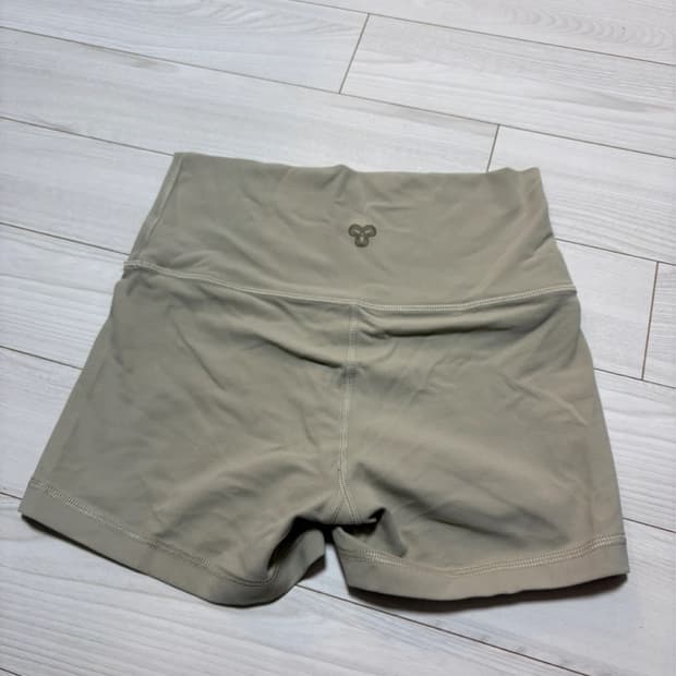 새상품 Aritzia TNA BUTTER 바이커 쇼츠 S