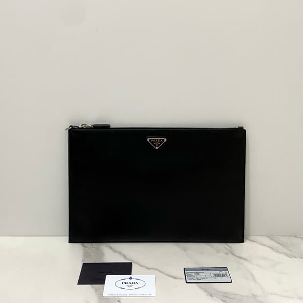 거의새것 프라다 사피아노 레더 삼각로고 클러치백 남성 가방 2NG001