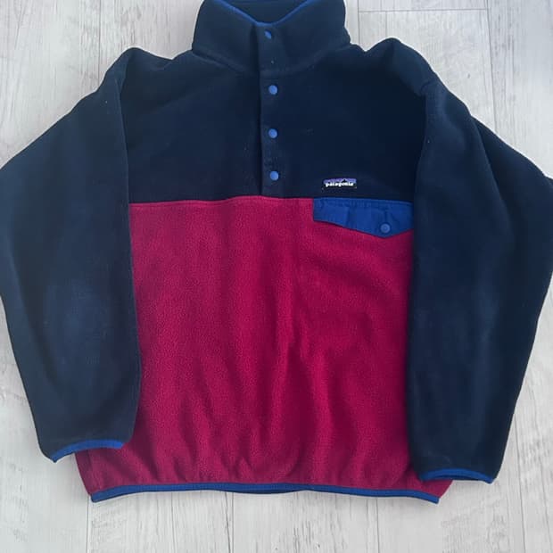 파타고니아 신칠라 라이트웨이트 풀오버 M 네이비/레드 켄달제너 착용