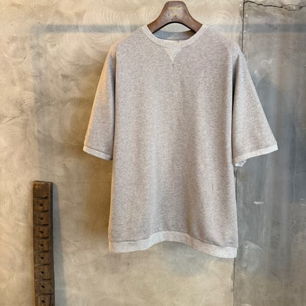 유니버셜 웍스 맨투맨 100