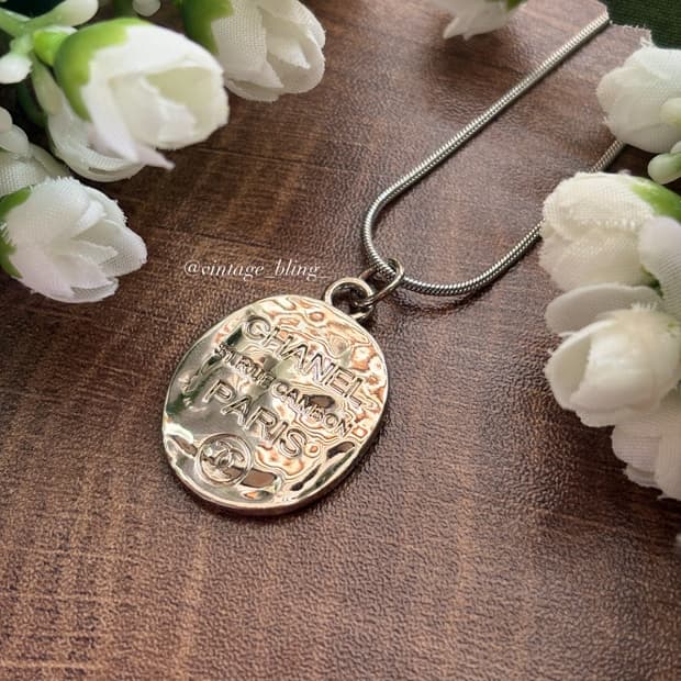 샤넬 메탈 태그 실버 스네이크 목걸이