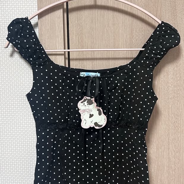 [새상품] 페일제이드 도트 리본 캡슬리브 티 블랙m