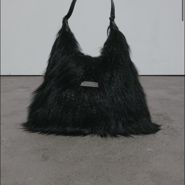 보헤미안서울 퍼 롱헤어 호보백 스트랩 블랙