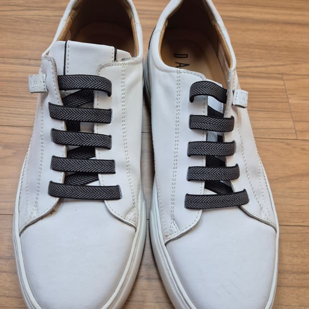 닥스 흰색 가죽 스니커즈 275mm입니다. 흰색 스니커즈라 전체적으로 사