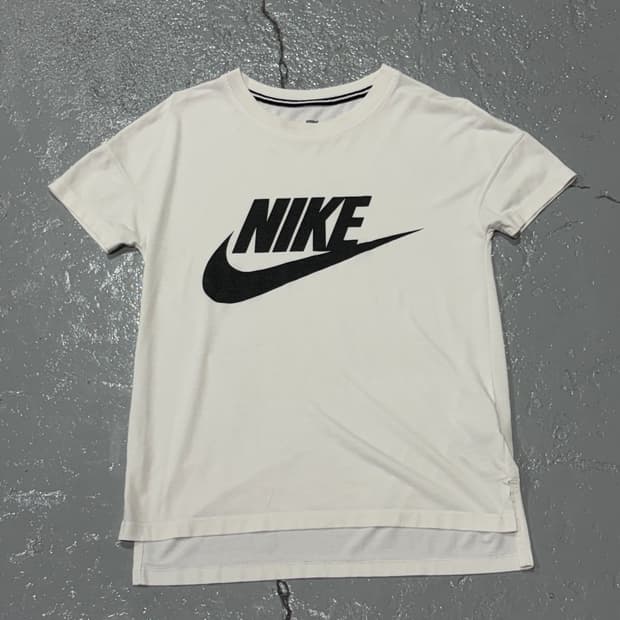 나이키(Nike) 빅스우시 여성 화이트 반팔 티셔츠
