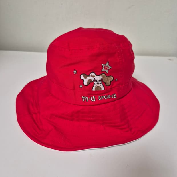 MU스포츠 빨간색 강아지 자수 벙거지 모자