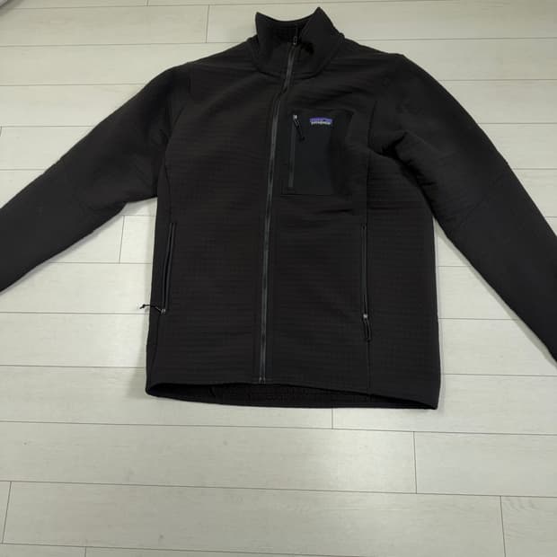 파타고니아 R2  자켓 블랙 M 사이즈  사진찍고 절대 안입습니다  상태