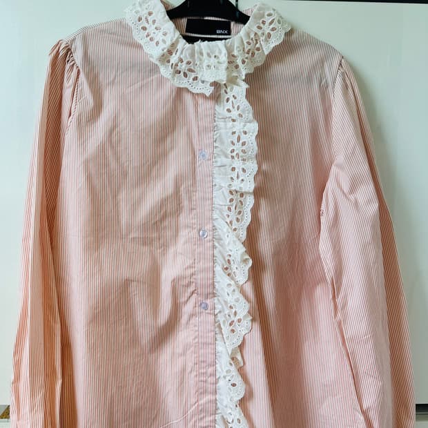 BNX 스트라이프 레이스 블라우스