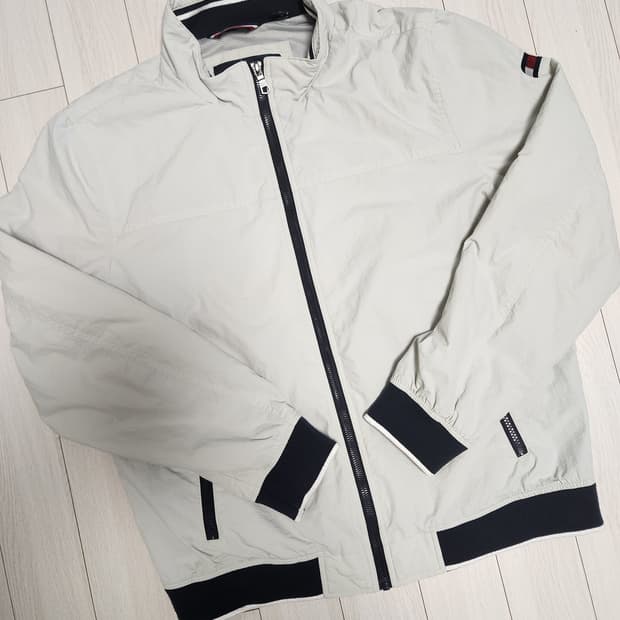 타미힐피거 바람막이 자켓 사이즈100(L)

시보리쪽 약간의 보폴 빼곤