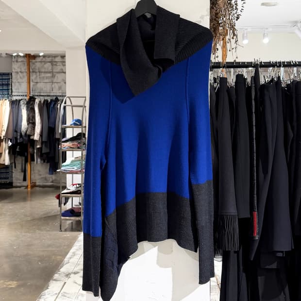 y's 블루 차콜 배색 언발란스 버튼 하이넥 니트