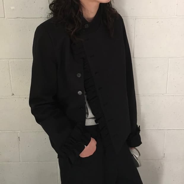 프릴 블랙 사선 버튼 자켓
