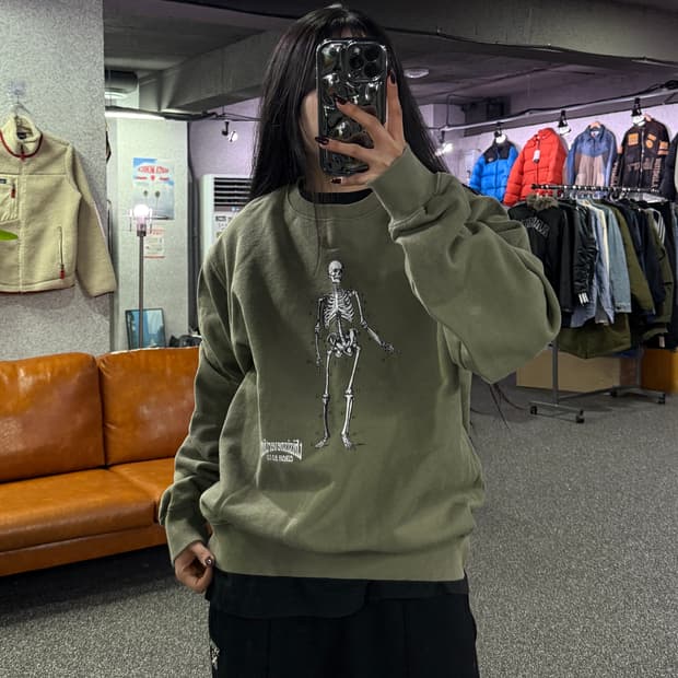 디스이즈네버댓 카키 스켈레톤 프린팅 맨투맨 B4366