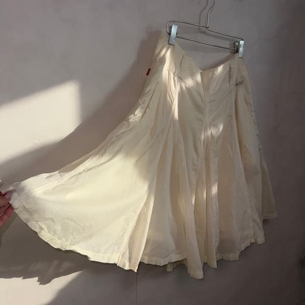 Levi’s ivory cotton pleats skirt