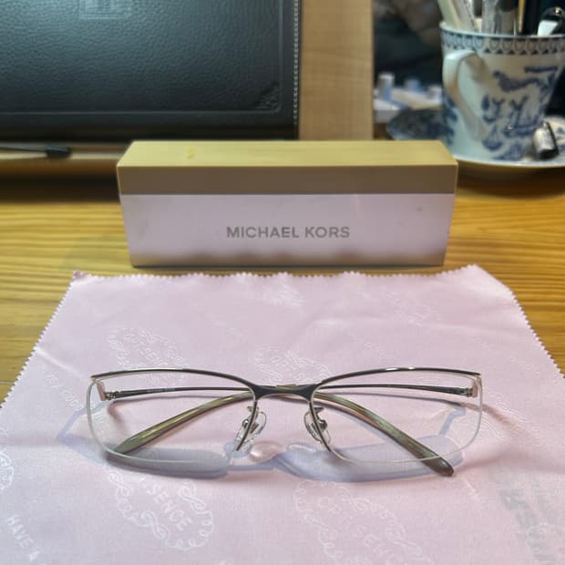 마이클 코어스 티타늄반무테 안경