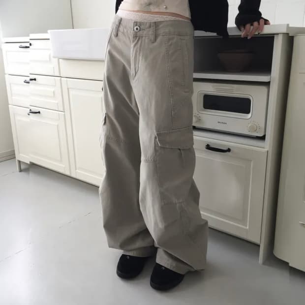 모디무드 벌룬 와이드 절개 로우 카고 팬츠 베이지