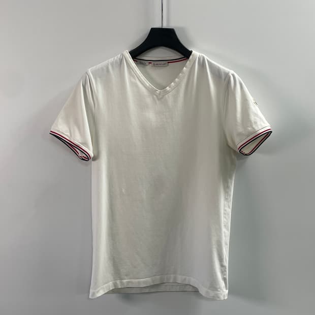 몽클레어 삼선 와펜 브이넥 반팔티 (on.925)