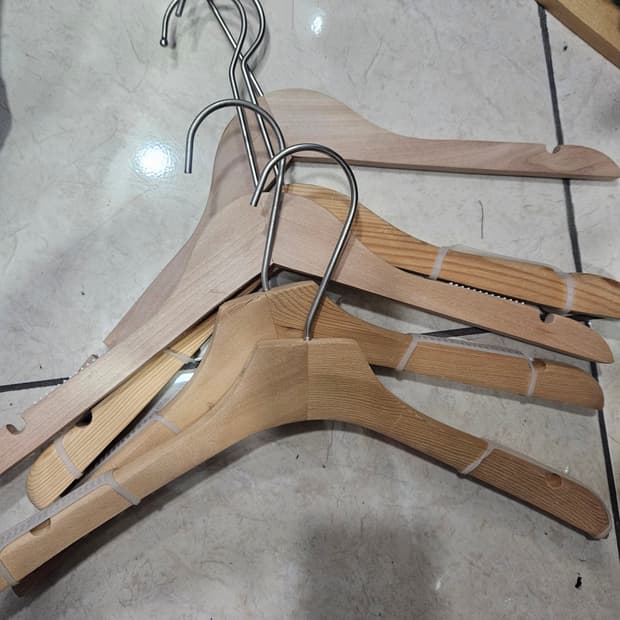 미끄럼방지 처리 원목 옷걸이