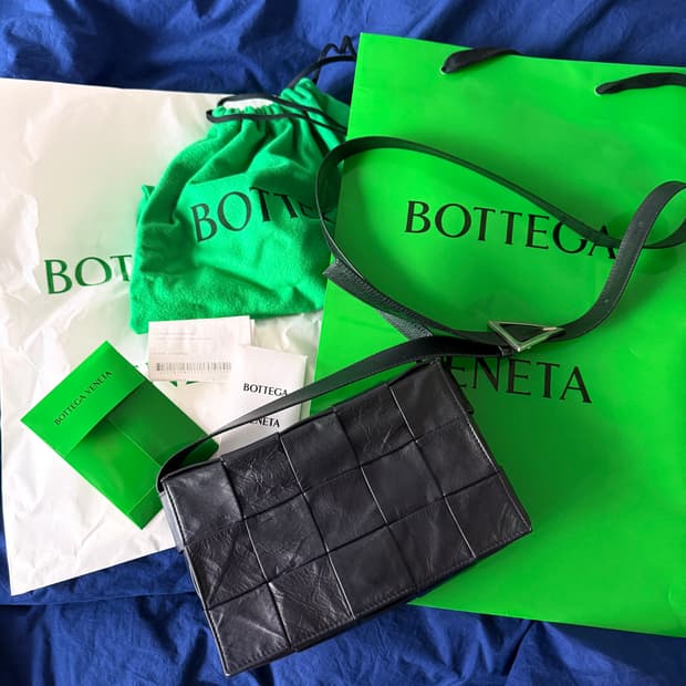 보테가베네타 레더 카세트백 블랙