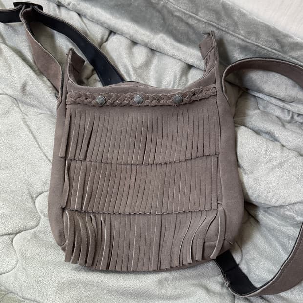 미네통카 프린지 크로스백