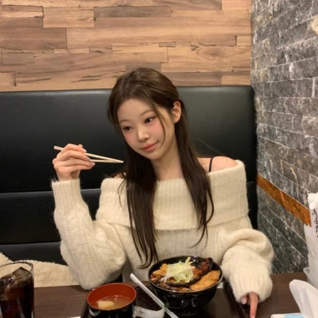 베르니마켓 포니 케이블 오프숄더 니트