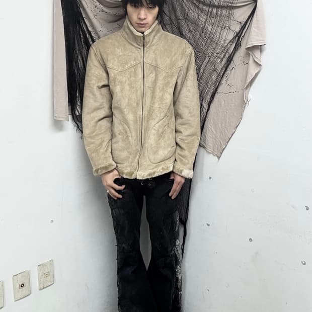 Minimal Ivory Fur Mustang