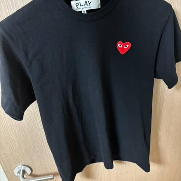 꼼데가르송 레드 하트 티셔츠 블랙