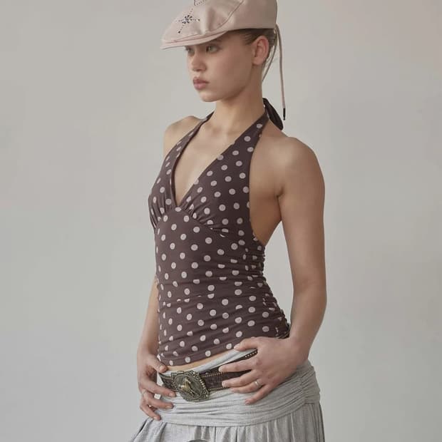μ€μ»¬νν° λνΈ νν°λ₯ ν Dot Halter Top Brown