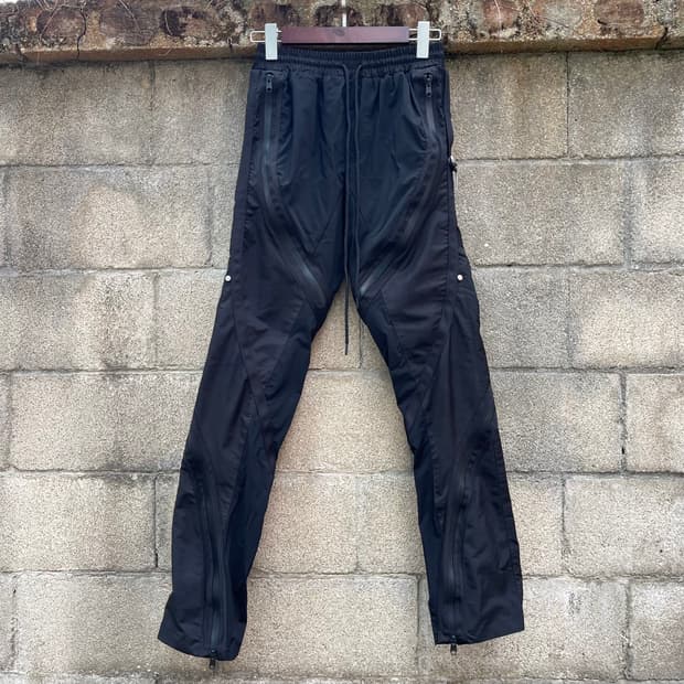 [0] 언더마이카 리전.01 트위스트 지퍼 라인 테이핑 팬츠 블랙