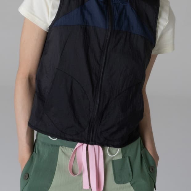 우화 WH SLEEVELESS WINDBREAK BLACK