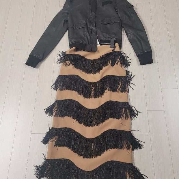 택있는 새상품 테슬 스커트 베이지