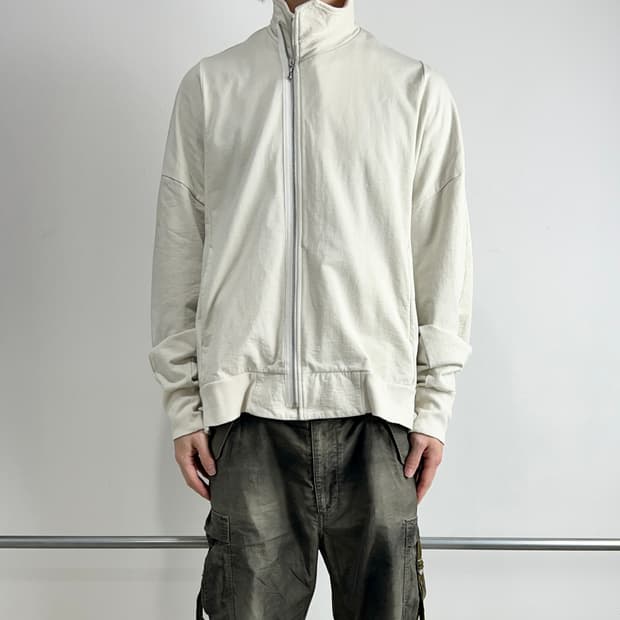 율리우스 비대칭 커버드넥 집업 자켓