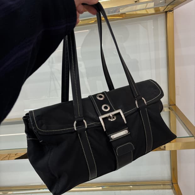 프라다 버클 스티치 테수토 포코노 레더