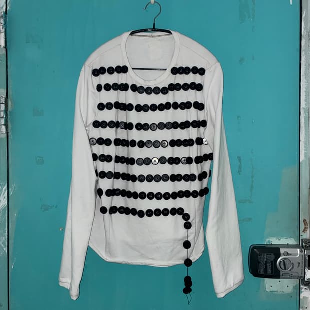 paris button 스웻셔츠