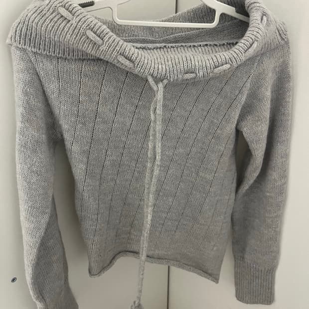 포어링 코튼 캔디 오프숄더 니트 그레이