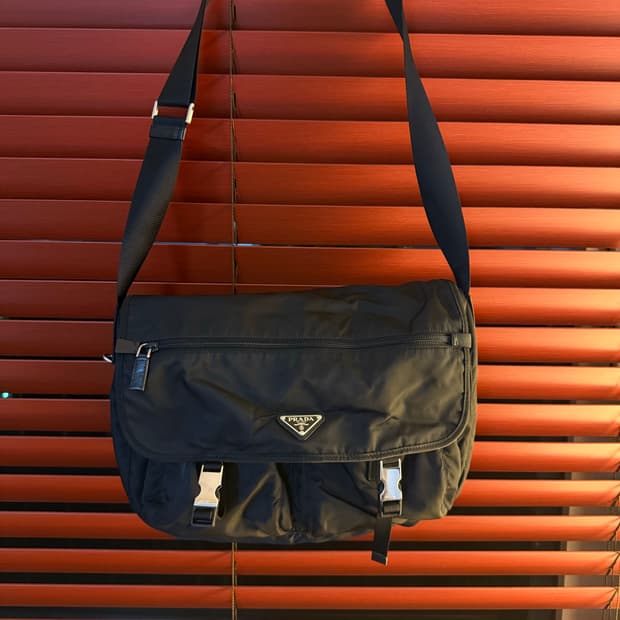 프라다 테수토 투 포켓 버클 메신저백