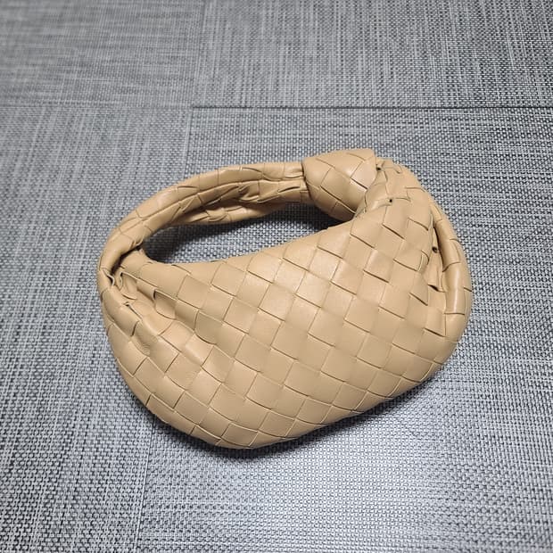 보테가 베네타 인트레치아토 조디밴 미니 아몬드