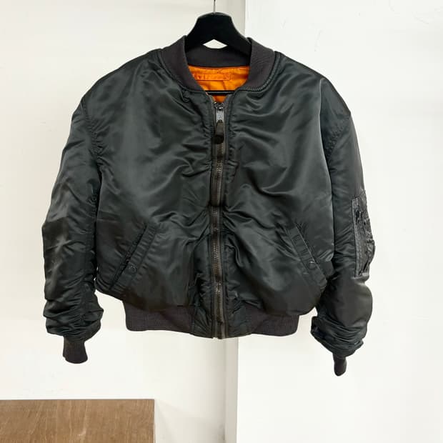 알파 인더스트리 MA-1 플라이트 자켓