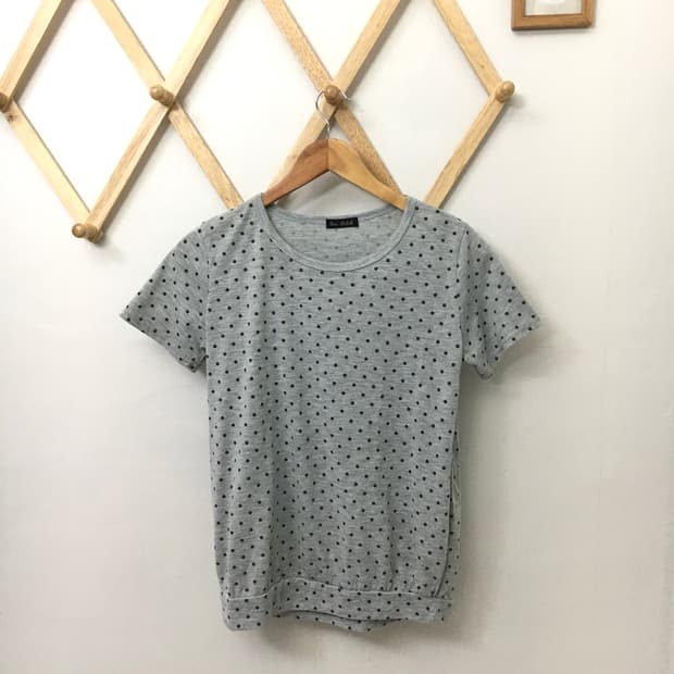 그레이 도트 티셔츠