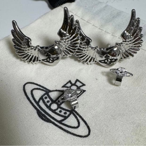 비비안웨스트우드 아카이브 orb각인 날개 귀걸이