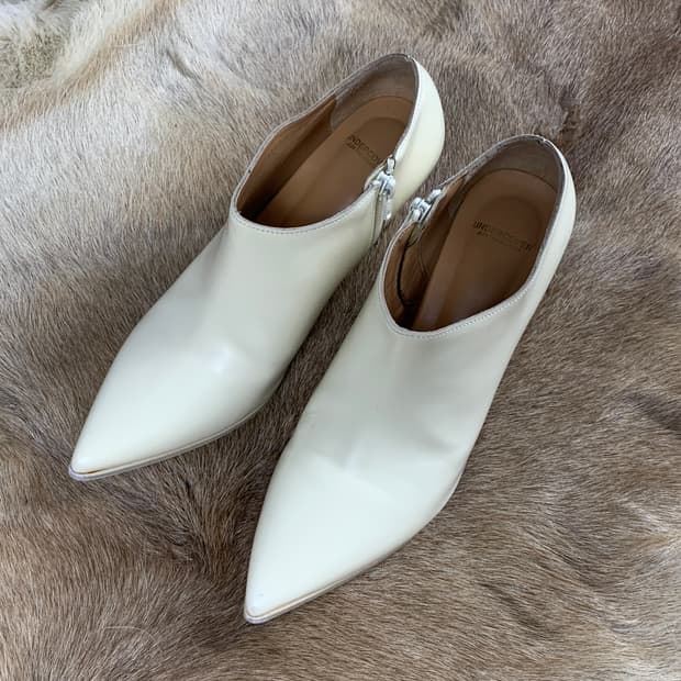 언더커버 22SS 스틸레토 레더 펌프스 힐