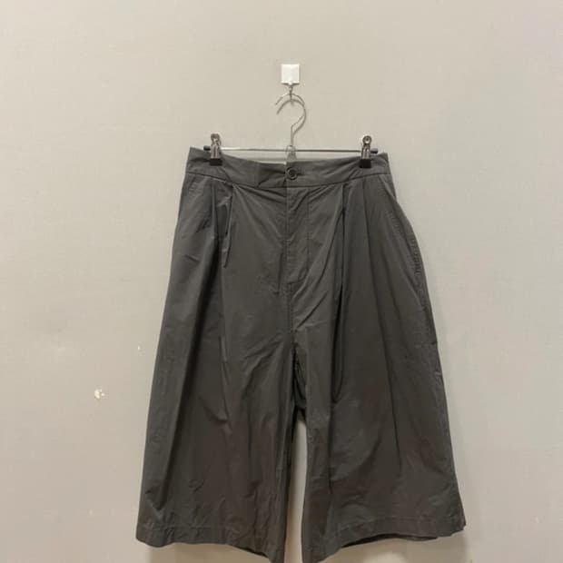 아모멘토 투턱 반바지