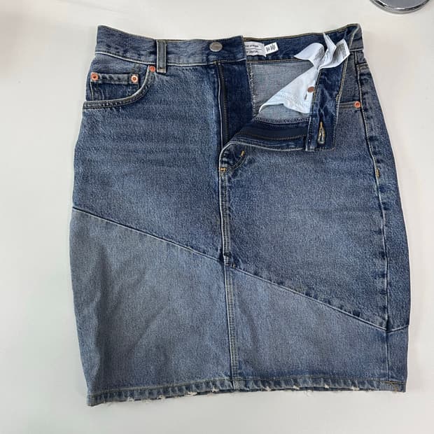 비대칭 절개 미디 스커트